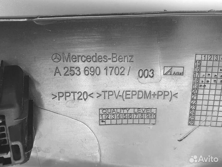 Накладка крышки багажника левая Mercedes Glc 250