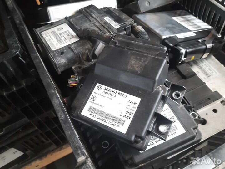 Блок управления ручником WV Passat CC B6 B7