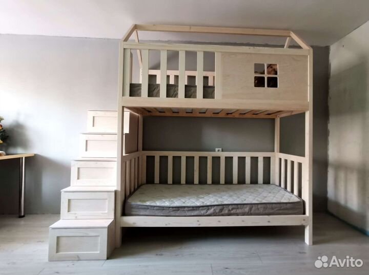 Детская двухярусная кровать домик