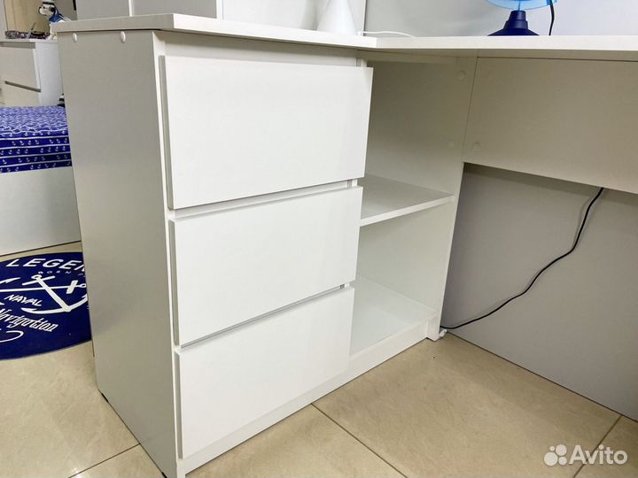 Стол угловой белый