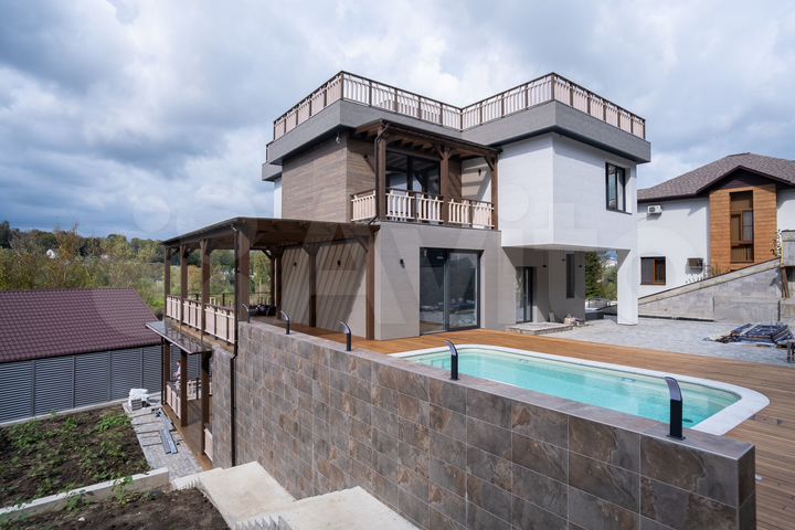 Коттедж 330 м² на участке 10 сот.