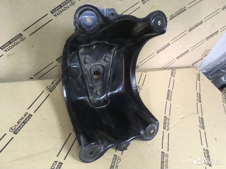 Toyota RAV4 кронштейн запасного колеса с 2006-12 г