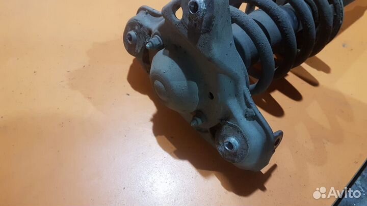 Амортизатор передний правый на Skoda Superb