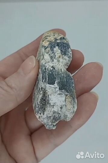 Камень кианит