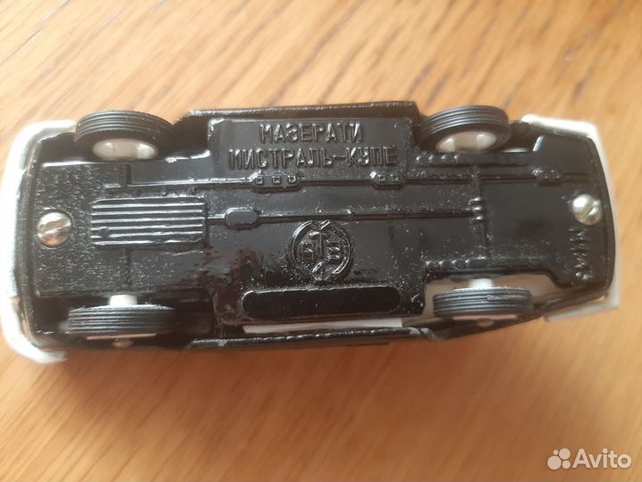 Модель автомобиля 1:43