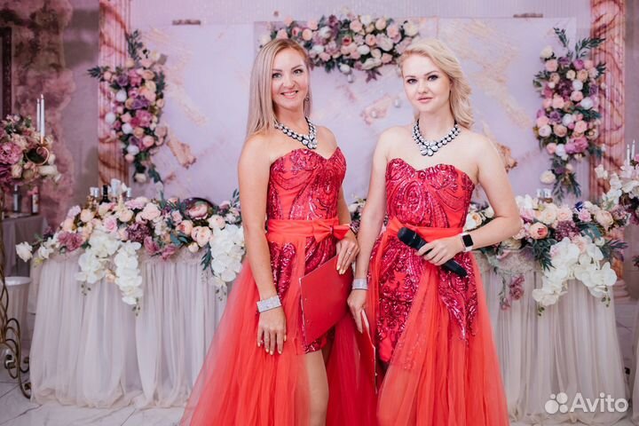 Ведущая и живая музыка