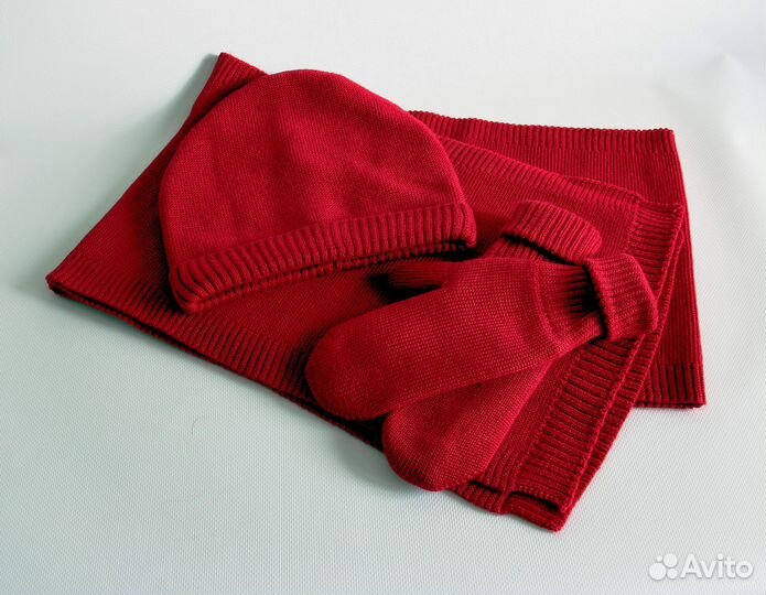 Зимний комплект шапка на флисе шарф и варежки