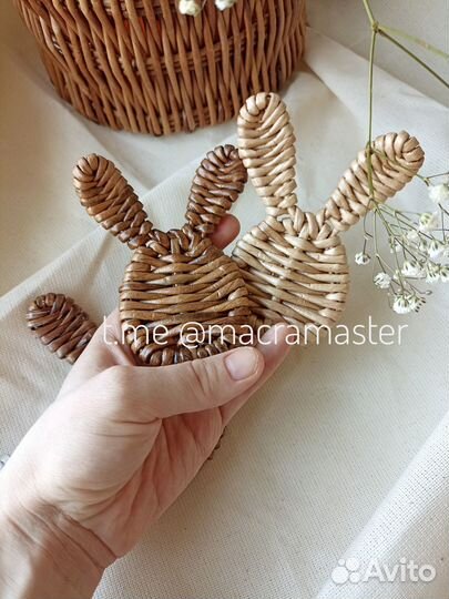 Украшения плетеные зайчики