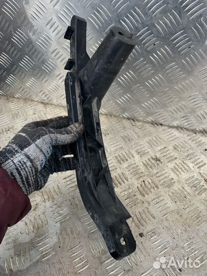 Кронштейн крепления фары правый 1K0 807 890 B