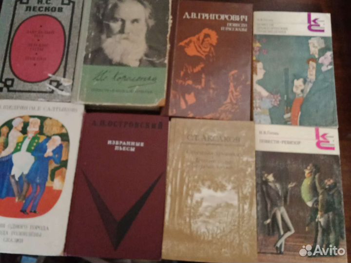 Очень много книг художественной литературы