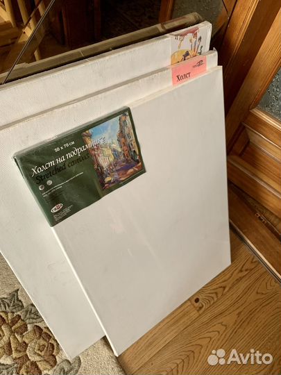 Мольберт, кисти, мастихины, холсты