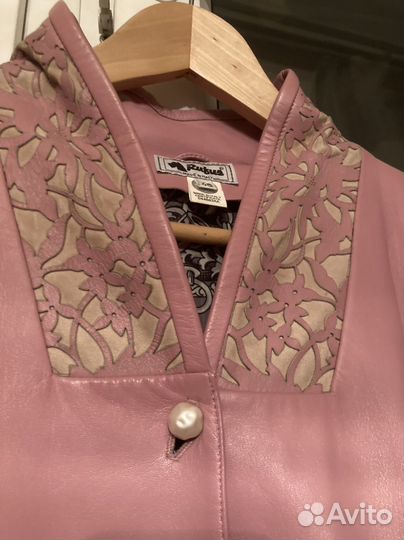 Кожаная куртка пиджак женская розовая