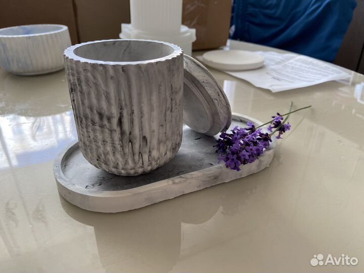 Изделие из гипса. Стаканчик с крышкой