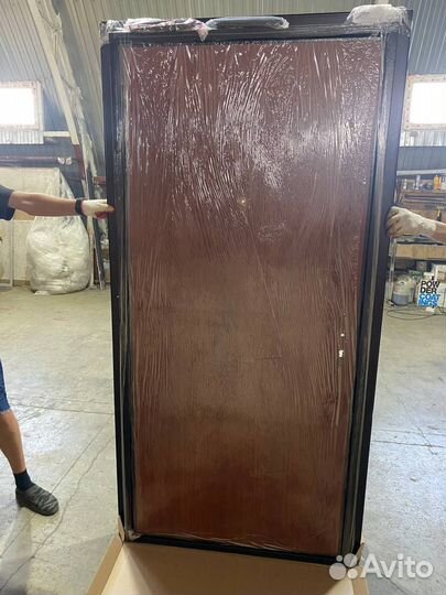 Входные двери металлические с дефектом