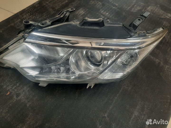 Фара передняя левая на Tayota Camry