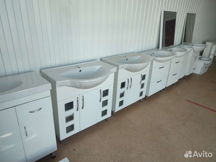 Раковина с тумбой и зеркалом