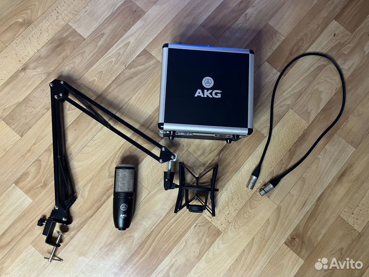 Микрофон AKG p220 со штативом и кабелем