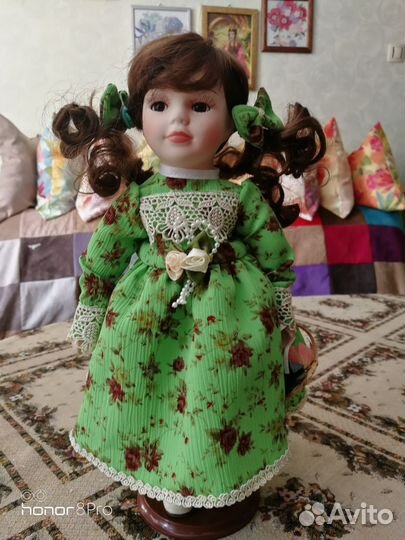 Кукла фарфоровая