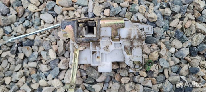 Замок двери передней правой тойота авенсис