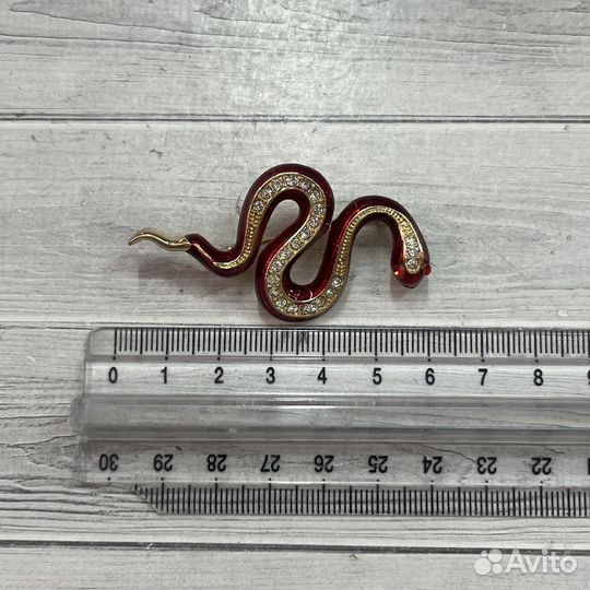 Брошь змея красная