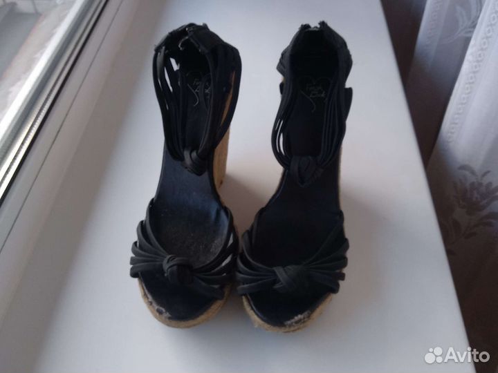 Босоножки черные на танкетке платформе 39 размер