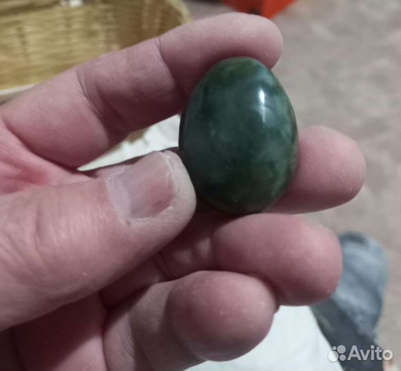 Нефрит галтовка с эффектом кошачьего глаза