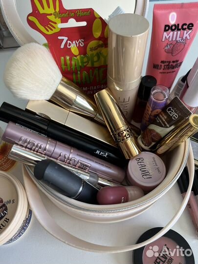 Косметика:помада, кисть, ресницы, хайлайтер, крем