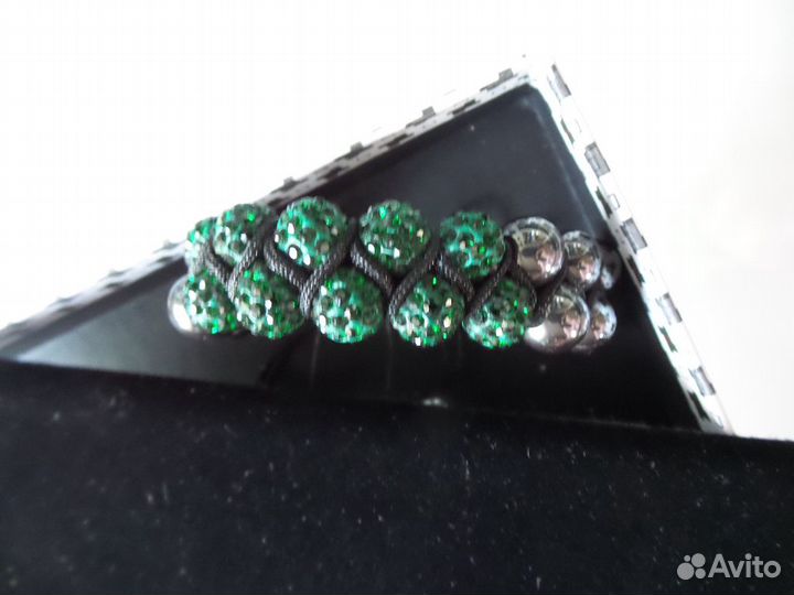 Новый плетеный браслет из бусин и изумрудных страз