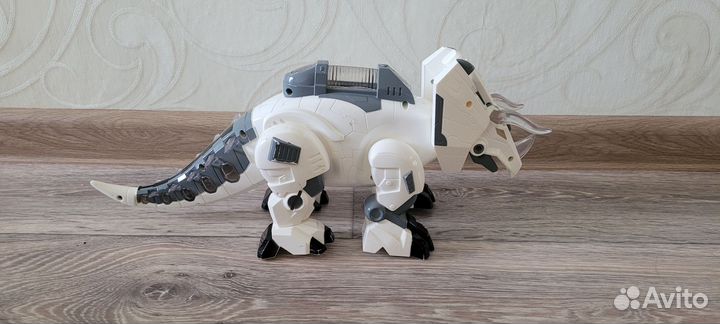 Робот динозавр