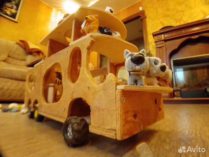 Игрушечный дом на колёсах