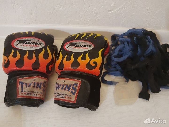 Боксерские перчатки 14 oz Twins Special