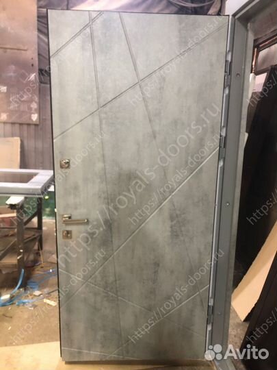 Трехконтурная дизайнерская входная дверь