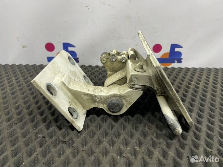 81626906050 Петля двери правая