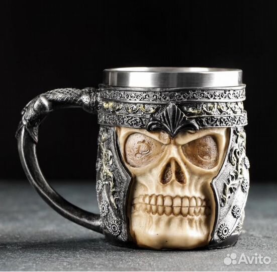 Кружка, стопки и кубок с черепом
