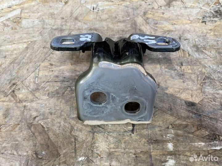 Петля двери задняя левая Renault Duster