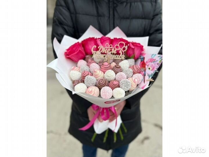 Цветы с клубникой в бельгийском шоколаде KLK-6421