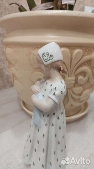 Статуэтка Девочка с куклой. Дания