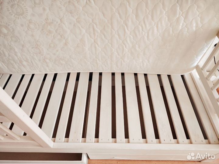 Двухъярусная кровать