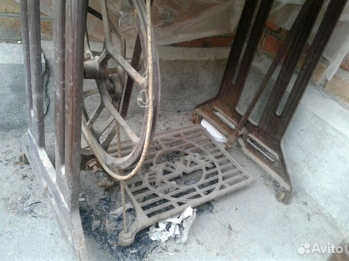 Швейная машинка старинная 