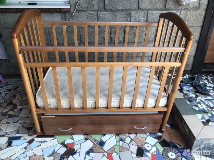 Детская кроватка с маятником + матрас