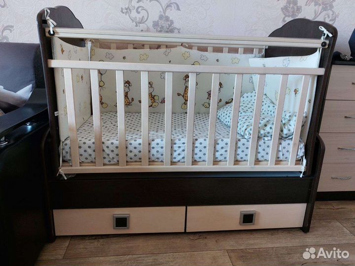 Детская кроватка с маятником