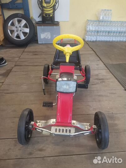 Машина на педалях