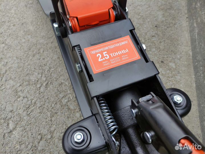 Домкрат подкатной