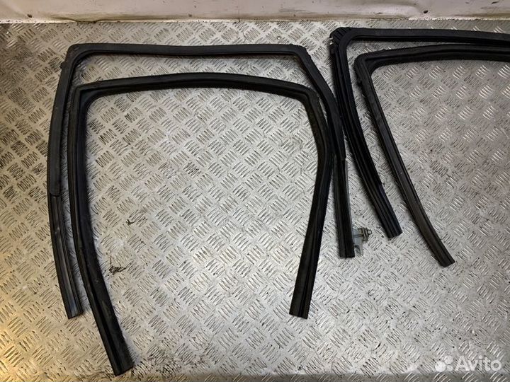 Уплотнитель стекла Nissan Qashqai J10 MR20DE 2007