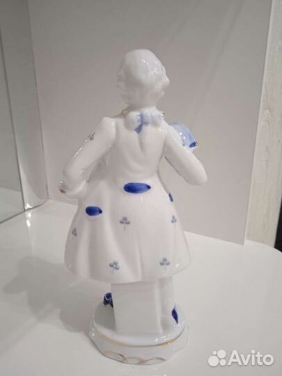 Статуэтка фарфор