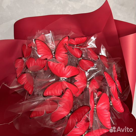 Красный букет из бабочек с подсветкой