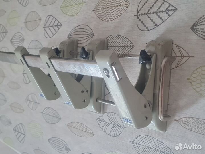 Дырокол регулируемый на 3 отверстия крепкий