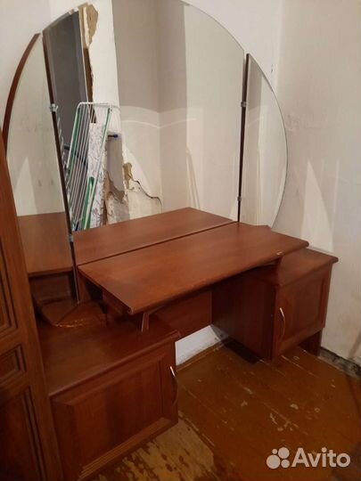 Угловой шкаф. Кровать, трельяж