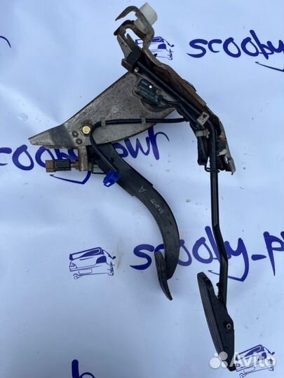 Педальный узел передний правый Subaru Impreza Wrx