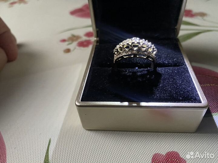 Кольцо с бриллиантом новое